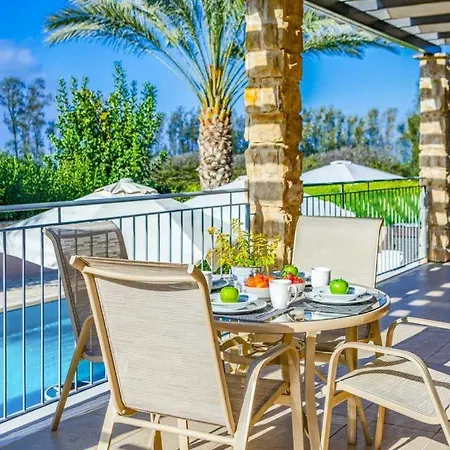 Sleeps 8 With Air Con And Wifi Mavroli