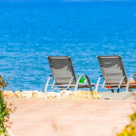 Villa Sleeps 8 With Air Con And Wifi Mavroli