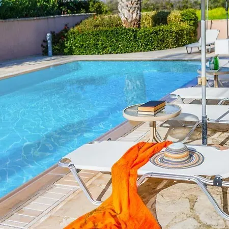 Sleeps 8 With Air Con And Wifi * Mavroli