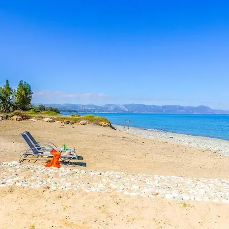 Sleeps 8 With Air Con And Wifi Villa Mavroli