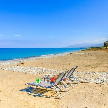 Sleeps 8 With Air Con And Wifi Mavroli