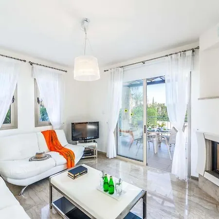 Sleeps 8 With Air Con And Wifi Mavroli