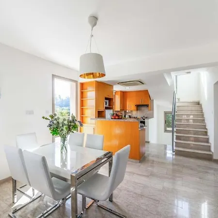 Sleeps 8 With Air Con And Wifi Villa