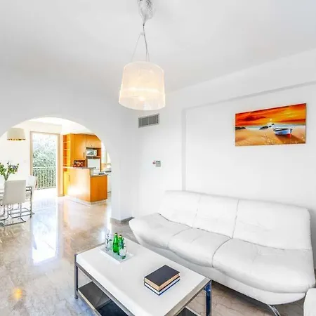 Villa Sleeps 8 With Air Con And Wifi