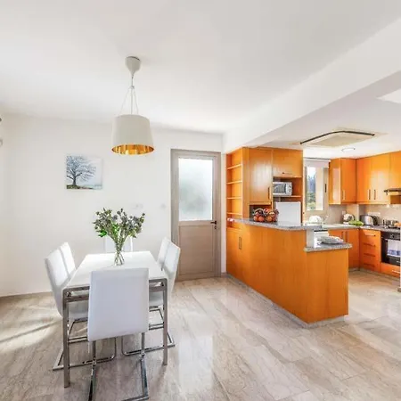 Sleeps 8 With Air Con And Wifi Villa