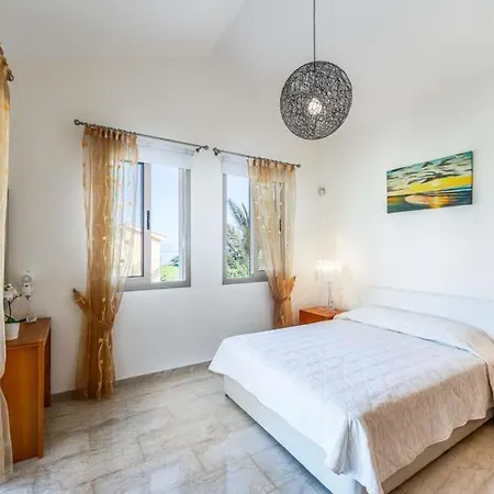 Villa Sleeps 8 With Air Con And Wifi Mavroli
