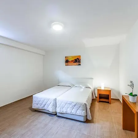 Sleeps 8 With Air Con And Wifi Mavroli